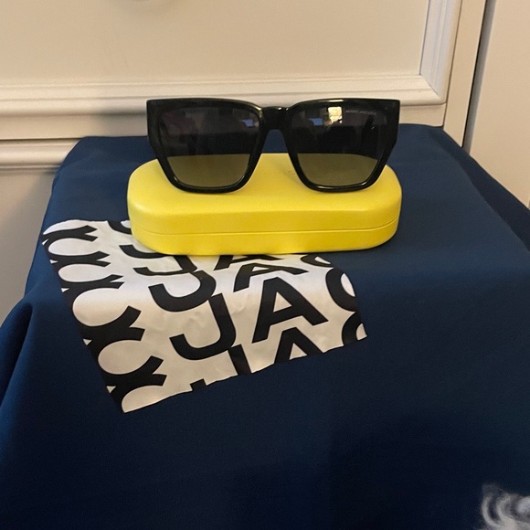 NWOT-Marc Jacob’s Black Sunglasses with Yellow Case - Picture 3 of 10